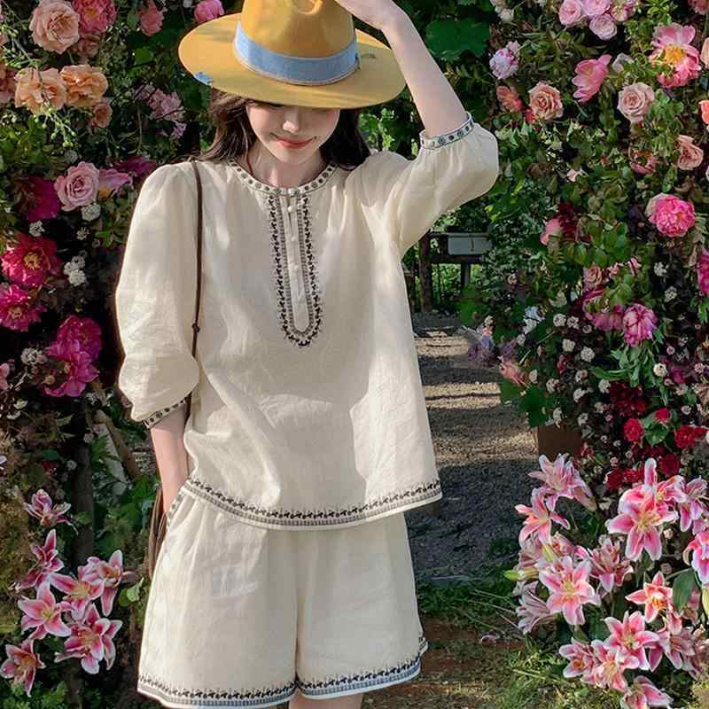 レディース ボヘミアン 刺繍 コットン リネン セットアップ 夏 復古 セット 半袖 ブラウス ショーツ 接触冷感 吸湿速乾 軽量 伸縮性 かわいい 女性用 トップス ボトムス 私服 ゆったり シルエット 白色 カジュアル 普段使い アウトドア 部屋着