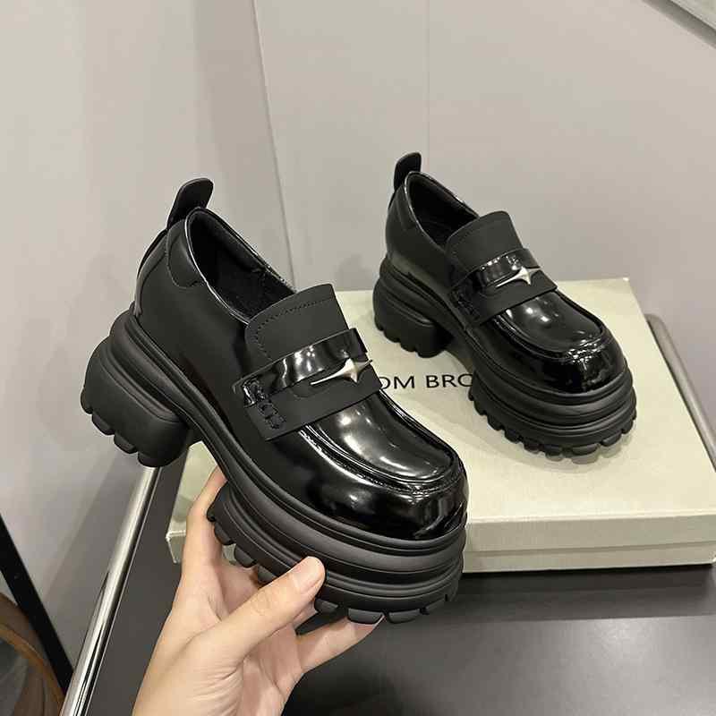 レディース ローファー 厚底 インソール 英倫風 女性用 フラットシューズ 単履き ラウンドトゥ 漆皮 素材 ピュアカラー 低アンクル ポリウレタン ソール フェイクレザー ライニング 防水台 ステッチ コントラスト コルクヒール 6-8cm ホワイト
