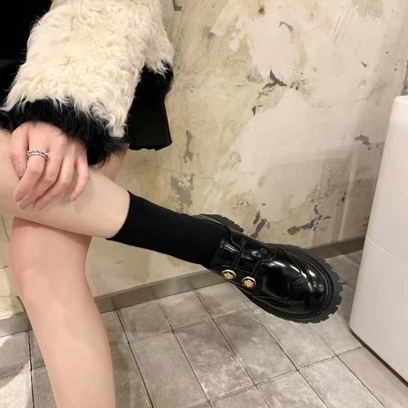 レディース ローファー シューズ メンズ風 女性用 牛革 真皮 刻印 金具 粗中ヒール 厚底 ブローク ブロックヒール 丸トゥ 低・悉 韓風 日常 普段使い 通勤 純色 ブラック 金属 ステッチ 防水台 伸縮性 吸湿速乾 軽量 春夏 秋冬 通年 単色 女性