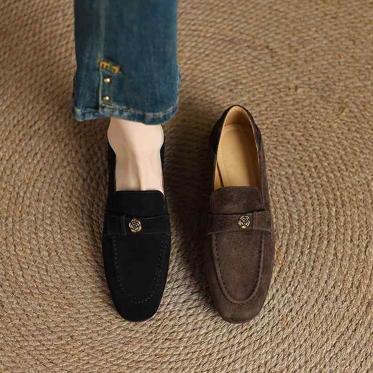 ローファー 女性用 平底 秋冬 革靴 シンプル ブラウン ブラック 真皮 粗いヒール 中口 汎用 履きやすい 軽量 耐久性 室内外 普段使い 通勤 秋冬コーデ 暖かみ クラシック スタイリッシュ 女性シューズ フラットシューズ 革小物 ベーシックアイテム