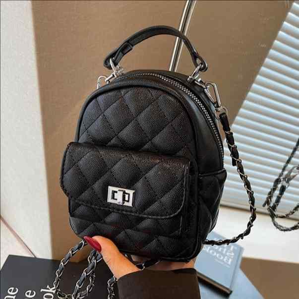 ミニショルダーバッグ 女性用 韓国風 ファッション 迷・胃 菱格 チェーン 手提げ 百搭 スタイリッシュ 単肩 ブラック ホワイト ピンク シルバー ブルー イエロー 街頭 トレンド 小方型 縦型 ソフト ジッパー 日常使い 軽量 PU素材 コットンライニ