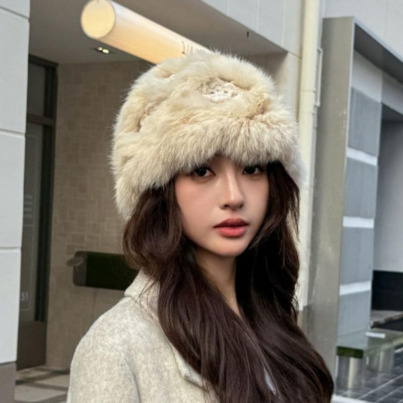 ニット帽 女性用 秋冬 保暖 耳当て 毛皮風 毛? 手編み ラビットファー かわいい 花柄 ミモザ ミルクティー ベージュ ブラック ホワイト ピンク グレー 風防 伸縮性 柔らか素材 丸頂 短つば 均一サイズ 韓風 甘めスタイル 防寒 普段使い 軽量