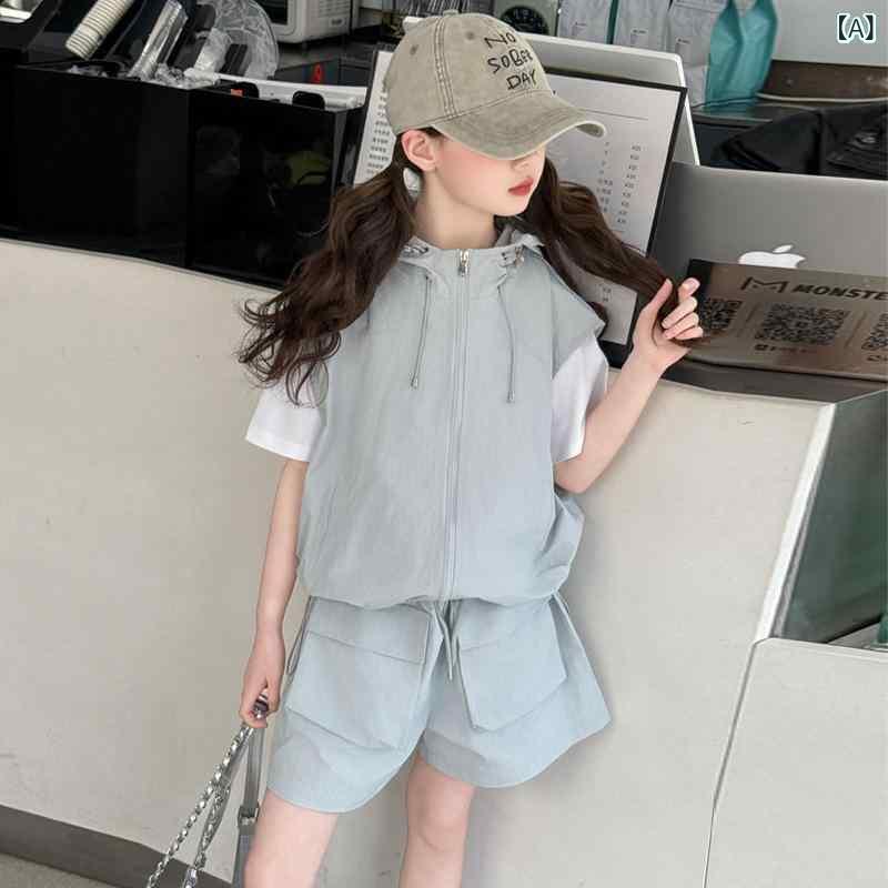 女の子 キッズ 夏服 セット 3点 連帽 ベスト トップス ワイドレッグ ショートパンツ 薄手 軽量 ポリエステル 100% 柔軟 接触冷感 純色 ブルー カーキ 韓国風 スポーツ 田園 かわいい 英倫 トレンド 運動 普段使い 伸縮性 吸湿速乾 子供服