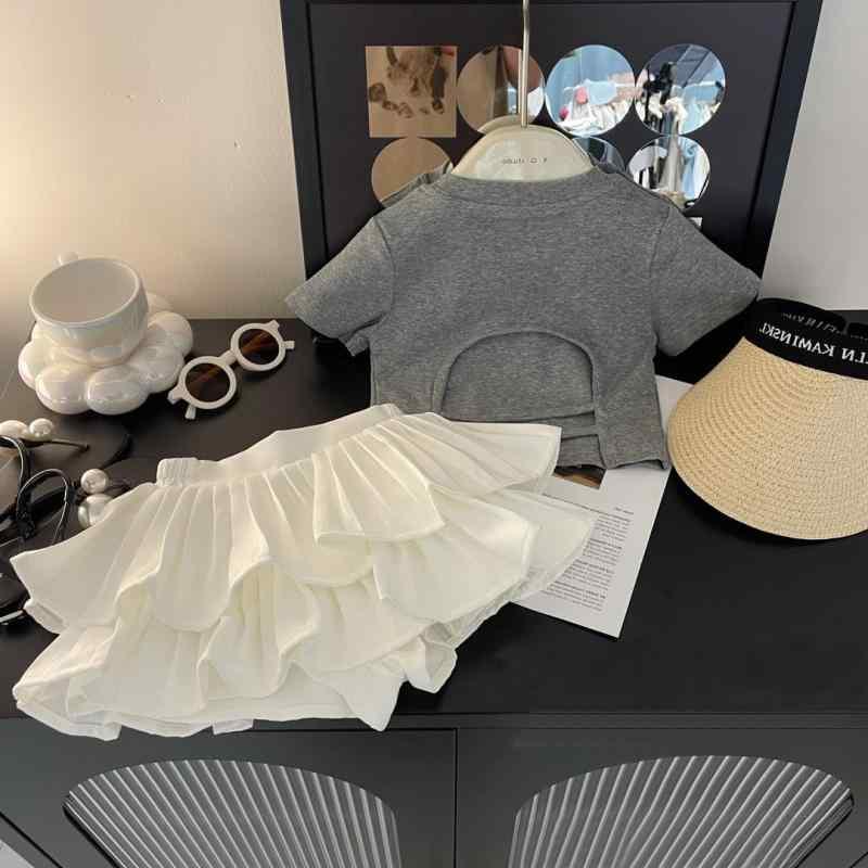 女児 夏用 セットアップ 子供 短袖 Tシャツ トップス 露腰 デザイン 綿 素材 柔らかい 薄手 純色 花辺 ディテール かわいい 韓国風 スタイル 百褶 スカート パンツ 組み合わせ 3～8歳 対応 80～140cm 身長 夏服 軽やか 普段使い 遊