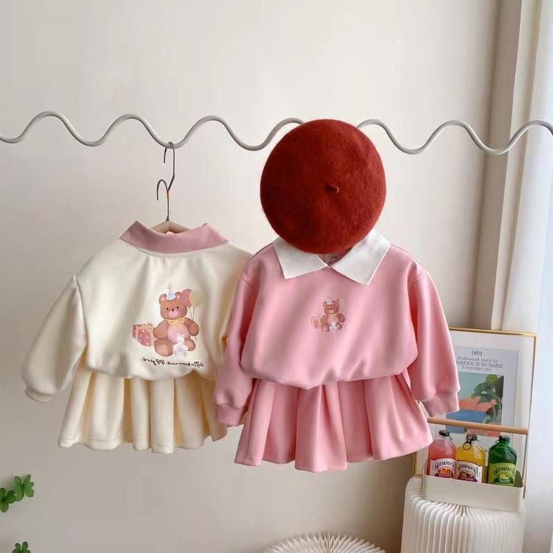 キッズ 女の子 セットアップ かわいい 小熊 プリント 長袖 コットン トップス ポロ風 百褶 ミニスカート 春秋 柔らか素材 紫外線カット 韓風 スタイリッシュ 3～8歳 100～140cm 通学 普段使い ベージュ ピンク ホワイト