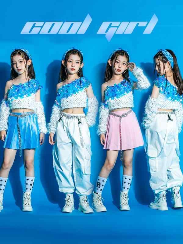 キッズ 女の子 ジャズダンス 衣装 セット 街舞 韓国風 女児 子供 ダンス 練習着 柔軟素材 ポリエステル 混紡 光沢 ラメ トップス 百褶スカート 工装パンツ 喇叭パンツ 復古 腰帯 ヘッドバンド 星柄 ソックス 演出服 ステージ 衣装