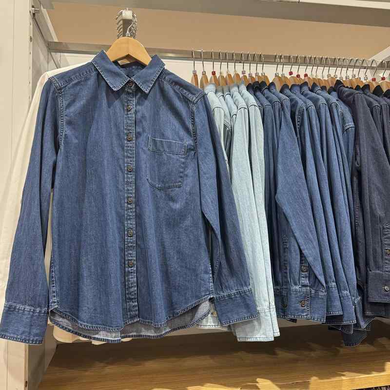 シャツ メンズ 長袖 デニム 接触冷感 切り替え デザイン 軽量 伸縮性 吸湿速乾 ワイドシルエット 尖襟 単排ボタン ブルー アイボリー ネイビー 通勤 普段使い 秋冬 私服 トップス コットン 混 紡績 素材 ゆったり フィット