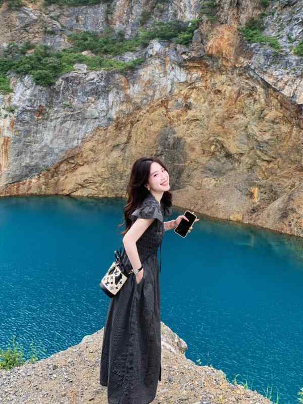 ワンピース 女性用 春夏 韓国風 優しい 復古 チェック柄 ウエスト切り替え デザイン 長丈 スカート Vネック 短袖 基本款 単品 純色 ファッション 日常使い 軽量 伸縮性 コットン混 ハイウエスト ゆったりシルエット ブラック ピンク系 アイボリー