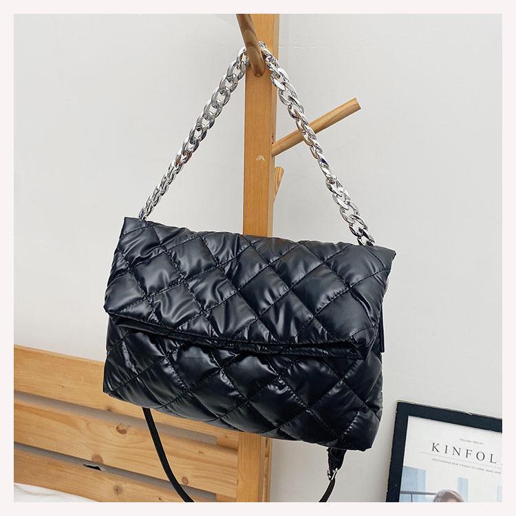 斜めがけバッグ 女性用 シンプル ファッション トートバッグ ミディアムサイズ チェーン ストラップ 菱格柄 車縫いステッチ 横型 方形 包蓋開閉 ジッパー隠しポケット スマホポケット カードポケット 耐摩耗 ポリエステル内張り 中軟 シングルショルダー