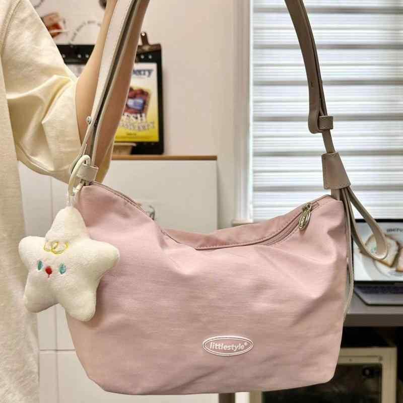 韓国風 斜めがけバッグ 女性用 ピンク ナイロン素材 接触冷感 軽量 ソフト ショルダーバッグ トートバッグ 切り替えデザイン 春夏 通勤用 普段使い 日常 かわいい コンパクト ジッパー開閉 シングルストラップ コットン内張り ダミー型 オープン外ポケ