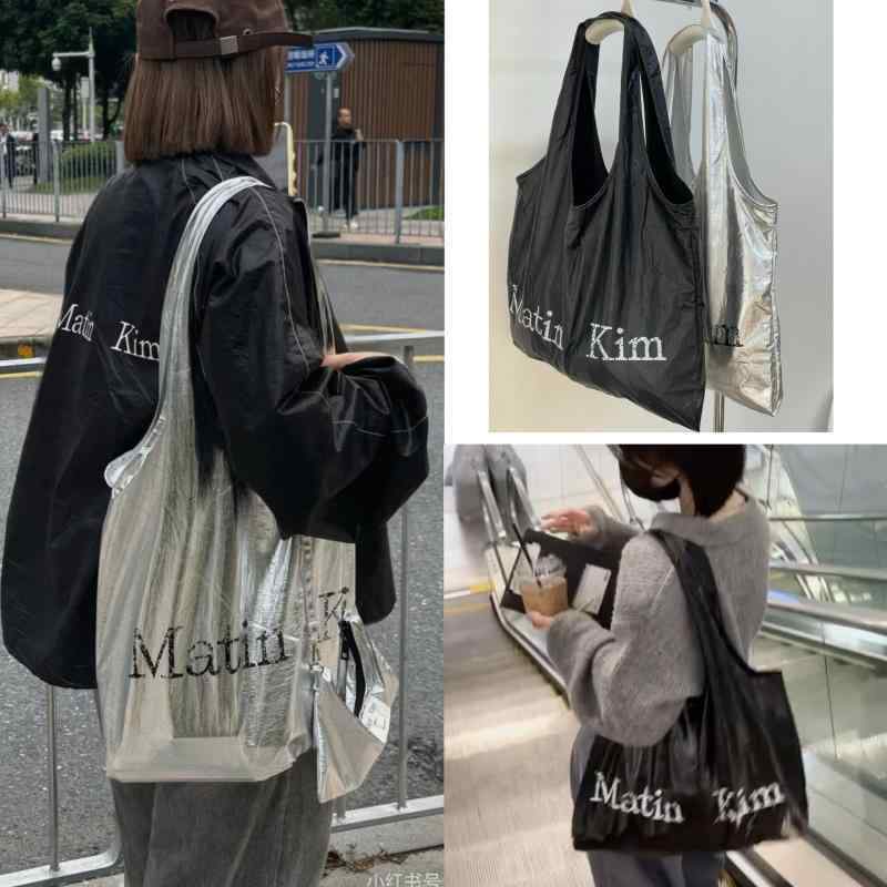 トートバッグ ショルダーバッグ セット メンズ 女性用 キッズ ユニセックス 光沢加工 金属感 アルファベットプリント 縦型 方形 ナイロン素材 ポリエステル裏地 ソフト構造 ダブルショルダーストラップ 日常使い 通勤通学 都市スタイル ミドルサイズ ス
