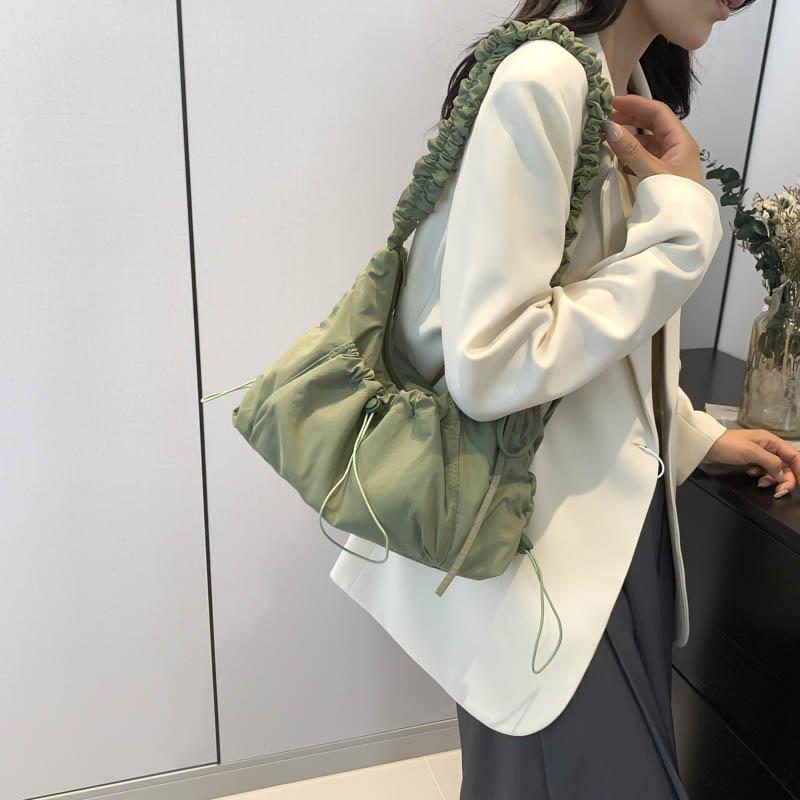 斜めがけバッグ ユニセックス ナイロン トートバッグ 中型 縦型 スクエア 形状 ジッパー開閉 携帯ポケット ソフト素材 シワ加工 ステッチ デザイン 黒 白 グレー 緑 カーキ 春夏 コレクション ポリエステル内張り シングルストラップ 30x10x2