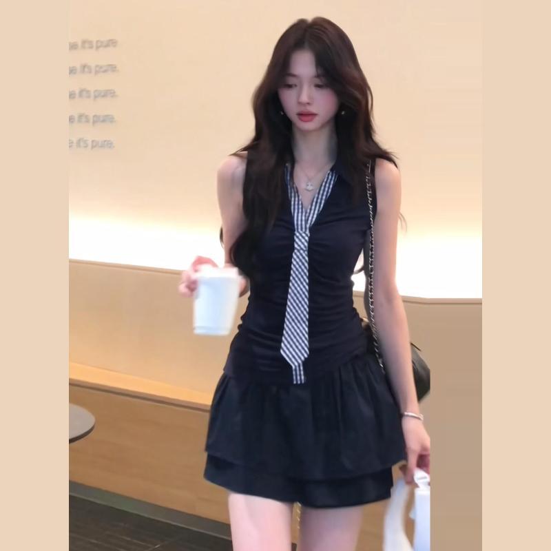 レディース ノースリーブ ワンピース セット 春夏 かわいい 韓国風 Aライン 短丈 スカート トップス Vネック 高腰 肩ストラップ 無袖 純色 TR素材 軽量 伸縮性 吸湿速乾 肩紐 セットアップ シンプル スタイリッシュ 日常使い カジュアル 女性