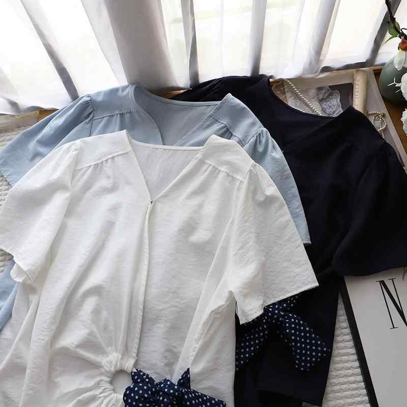 Vネック 短袖 シャツ レディース 綿麻 素材 波点 柄 切り替え デザイン 収腰 タイプ バイアス 締め 蝶ネクタイ リボン 装飾 清新 甘め スタイル 通常 丈 夏 シーズン 白色 ネイビー カラー 軽やか 通勤 普段使い トップス