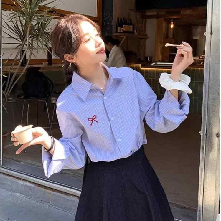 シャツ 女性用 春夏 長袖 ポロカラー プリンセススリーブ ブルー ストライプ 刺繍 蝶結び 切り替え 綿混 スパンデックス 伸縮性 通勤 普段使い 私服 フェミニン スタイリッシュ 軽量 吸湿速乾 ハイネック ボタン留め