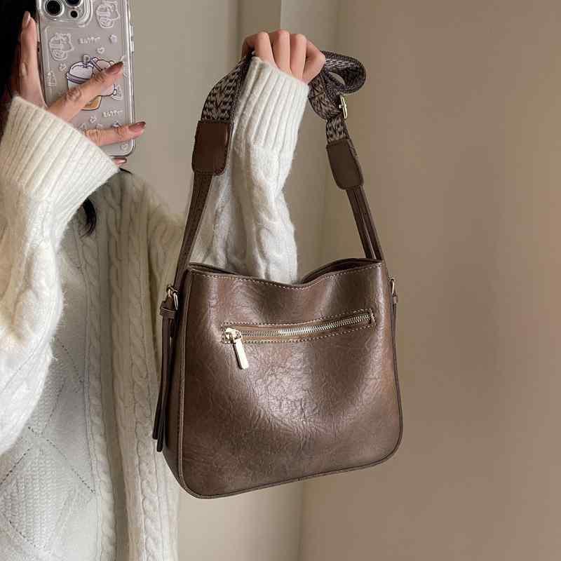 トートバッグ 女性用 大容量 肩掛け 斜めがけ ファッション 大学生 通学 通勤 百搭 クラシック ワイドストラップ 水桶型 ソフト PU素材 縦型 スクエア ジップ開閉 ダブルショルダー ブラック ブラウン カーキ 都市シンプル 日常使い ミディアムサ