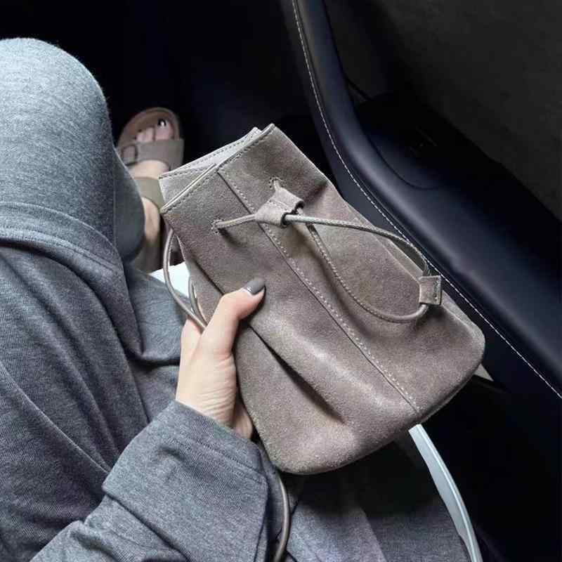 秋冬 メンズ 女性用 ミニ 水桶型 バッグ ショルダーバッグ 斜め掛け 鞄 スエード 再生皮革 ライチ紋 ドローストリング 開閉 ミディアムソフト ステッチ デザイン ブラウン 赤 紫 グレー カーキ ブラック カラーバリエーション 欧米 ヴィンテージ