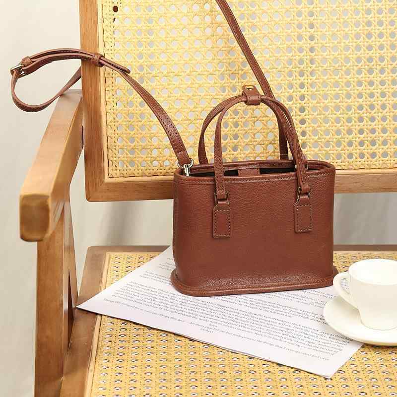 水桶バッグ 女性用 ミニ 手提 斜めがけ 真皮 頭層牛皮 ブラウン ブラック コーヒー グリーン 都市 シンプル 日常 通勤 百搭 ソフト 中偏軟 磁扣 綿 ライニング 車縫線 切り替え 2025 夏 軽量 コンパクト カジュアル ファッション