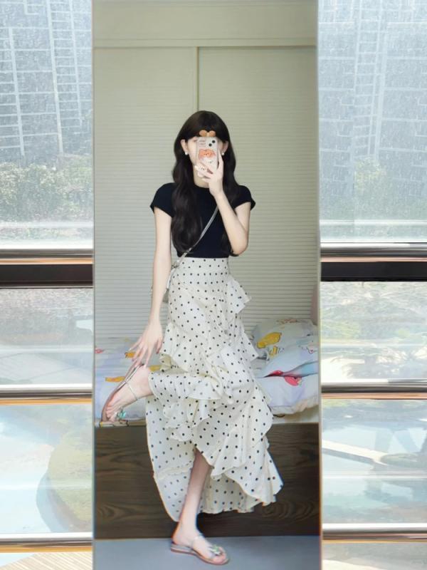 レディース 春夏 韓国風 セットアップ トップス スカート 黒 波点 柄 短袖 プリンセス スリーブ イレギュラー ヘム ライン ゆったり シルエット ビッグサイズ ぽっちゃり対応 低身長 着痩せ 効果 私服 スタイル レイヤード コーデ 日常使い 軽量