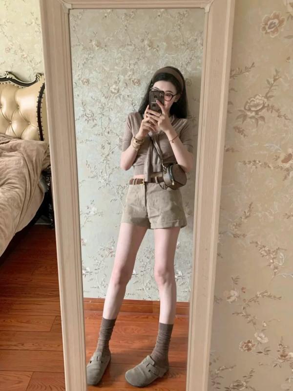 レディース ニット トップス ショートパンツ セット 気質 通勤風 ゆったり 肩落とし 半袖 ハイウエスト スリム 効果 レトロ 快適 休? 接触冷感 素材 軽量 吸湿速乾 機能 春夏 夏物 女性用 普段使い カジュアル スタイル アイボリー カラー ビ