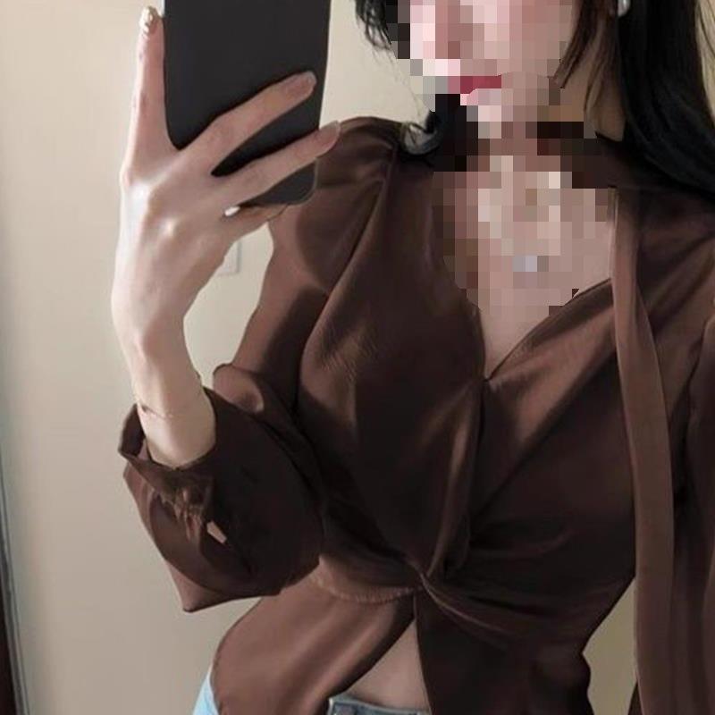 シャツ 女性用 泡泡袖 ダマー生地 デザイン性 秋冬 フレンチスタイル スカーフカラー ハンギングネック トップス 無袖 セットインスリーブ 私服 御姐風 純色 ポリエステル 再生繊維 ストレッチ ホワイト カーキ ブラック 軽量 通勤 普段使い ハイネ
