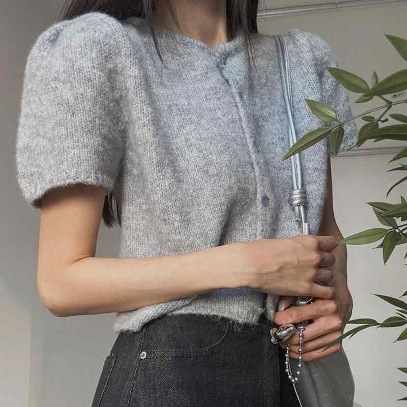 ニットカーディガン 女性用 開き ラウンドネック 泡泡袖 プリンセス袖 三分袖 手ボタン 修身シルエット 普通丈 ポリエステル ニット 単色 グレー 中厚 通勤 私服 ミセススタイル 街頭ファッション 高級感 春季