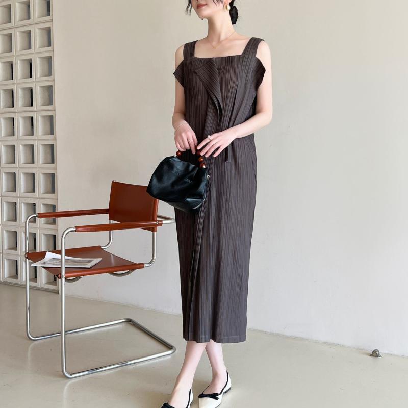 ワンピース 女性用 春夏 吊り紐 ロングドレス 方領 ノースリーブ プリーツ加工 ゆったり腰回り ?綸 ポリエステル 95% 以上 深ブラウン 桜ピンク ブラック 均一サイズ 日韓カジュアル スイートフレッシュ ゆったりシルエット 軽量素材 吸湿速乾 普