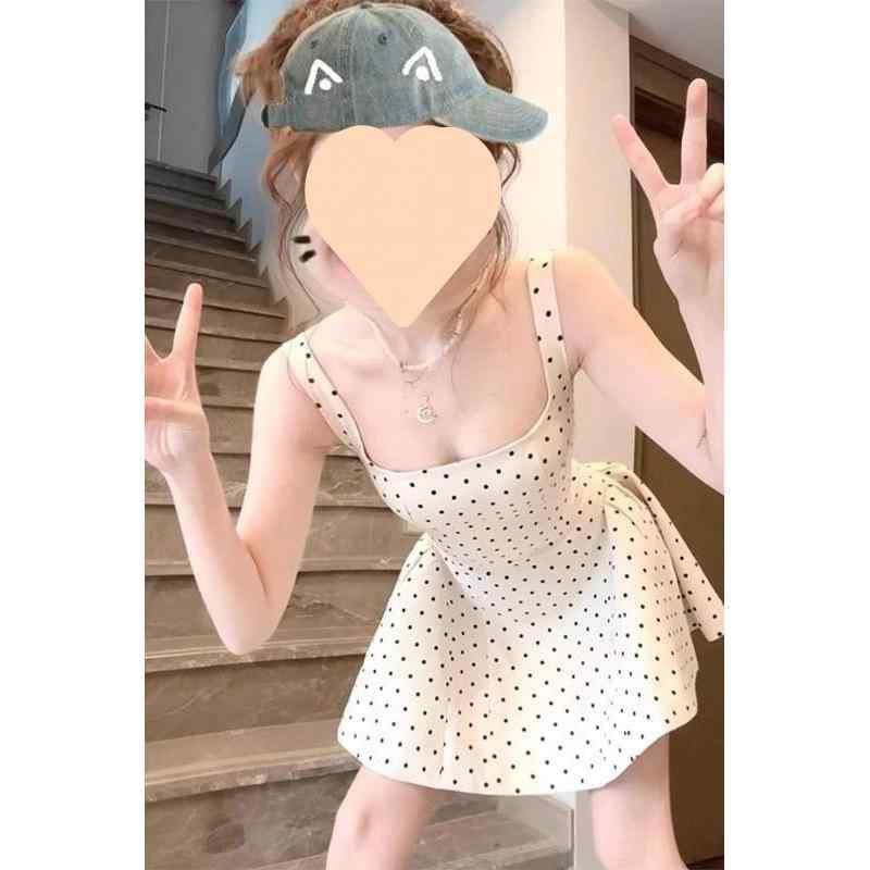 ワンピース 女性用 夏 春夏 斜め肩 方領 A字 短丈 吊り紐 ポインテッド 純欲 フレンチロマンティック 甘辛ミックス 収腰 ポンポン スリム 軽量 ポリエステル 吸湿速乾 紐紐 ボタン ストリート かわいい 杏色 ピンク系
