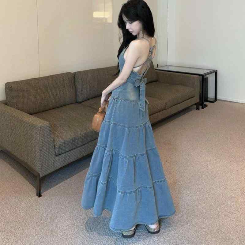 レディース ワンピース デニム 素材 吊り紐 デザイン ロング 丈 Aライン スカート 無袖 ハングネック タイプ バックレス 切り替え プリーツ 加工 スリム 効果 コットン 混紡 ブルー カラー ブラック バージョン ストリート スタイル 春夏 シー