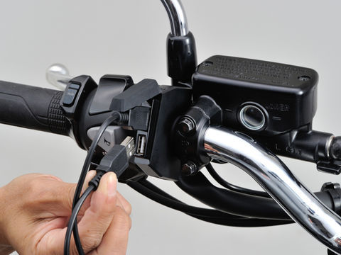デイトナ(DAYTONA)バイク専用電源スレンダーUSB2ポート(USB2口計5V4.8A)(98438)