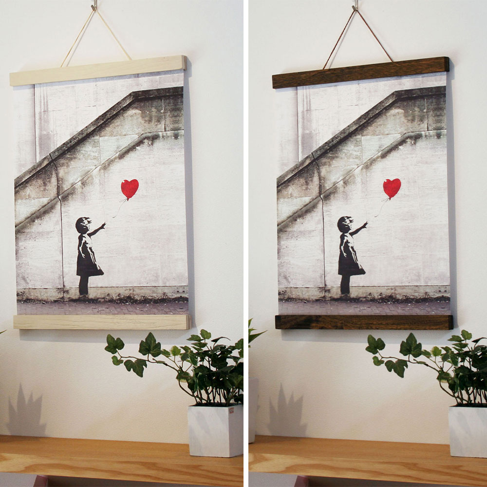 タペストリ Banksy Red Balloon バンクシー アートポスター 掛け軸 掛軸 絵画 絵 壁掛け 壁飾り 白黒 モノクロ モノトーン 女の子 赤い風船 400 530mm インテリア おしゃれ 吊るす フレーム 額 ポスターハンガー マグネット モダン アート 色彩 スタイリッシュ 北欧