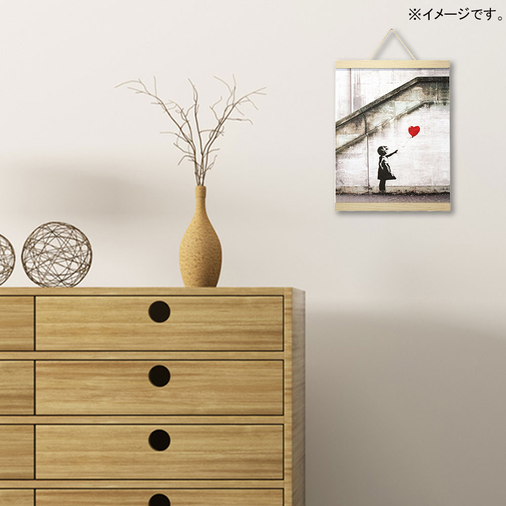 タペストリ Banksy Red Balloon バンクシー アートポスター 掛け軸 掛軸 絵画 絵 壁掛け 壁飾り 白黒 モノクロ モノトーン 女の子 赤い風船 400 530mm インテリア おしゃれ 吊るす フレーム 額 ポスターハンガー マグネット モダン アート 色彩 スタイリッシュ 北欧