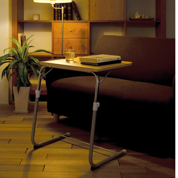 ナイトテーブルにパソコンを置いて寮のテーブルを折り畳むことができます ナイトテーブルにパソコンを置いて寮のテーブルを折り畳むことが