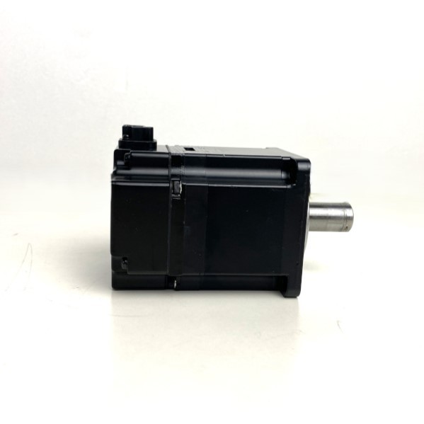 YASUKAWA　回転型サーボモータ　箱無　SGMAV-02ADA21｜e-Spares 店