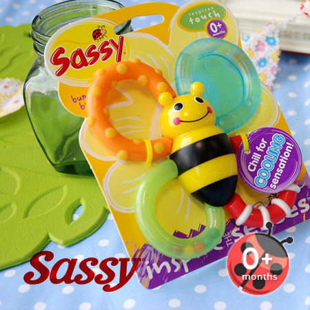 楽天市場 歯がはえはじめの赤ちゃんに ひんやり冷たいミツバチのおしゃぶり サッシー の冷蔵庫で冷やして使う歯固めラトル 出産祝いにもぴったり ポップでキュートなハチさんのベイビートイ レディース かわいい おしゃれ Sassy サッシー Bumble Bites