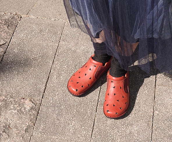 在庫限り 21年春の新作 マーガレットの抜き穴が可愛いデザイン ブラック オフホワイト レッドブラウン Hps Hps おしゃれ 本革 蒸れない 歩きやすい カジュアル 健康靴 疲れにくい お出掛け フォーマル 靴 ギフト 通気性 外反母趾 足ツボ 手縫い 時間