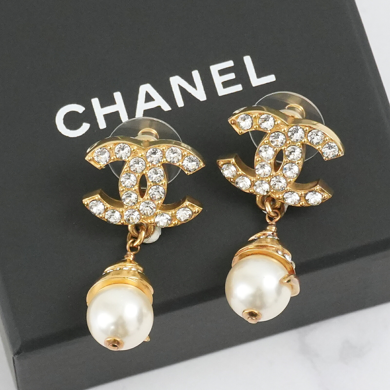 【展示品 未使用】CHANEL シャネル ピアス パール ラインストーン ゴールド ビジュー レディース 女性 人気 おすすめ プレゼント ロゴ 【中古】|EARTH BOUTIQUE