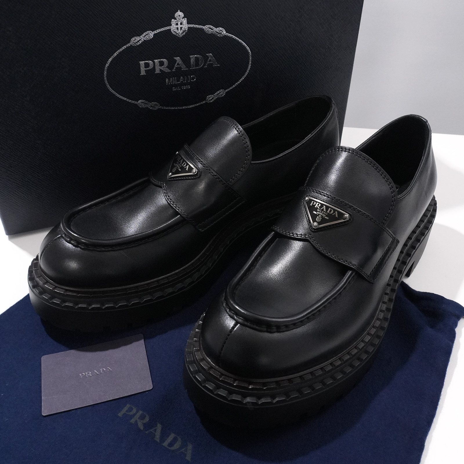 【新品 未当て嵌める】PRADA プラダ 置き目毛皮 なめし革 靴 黒いこと 2DE148 28.5糎 メンズ 成人男性 一般受け おすすめ 差し上げ物 ロゴタイプ【中古】