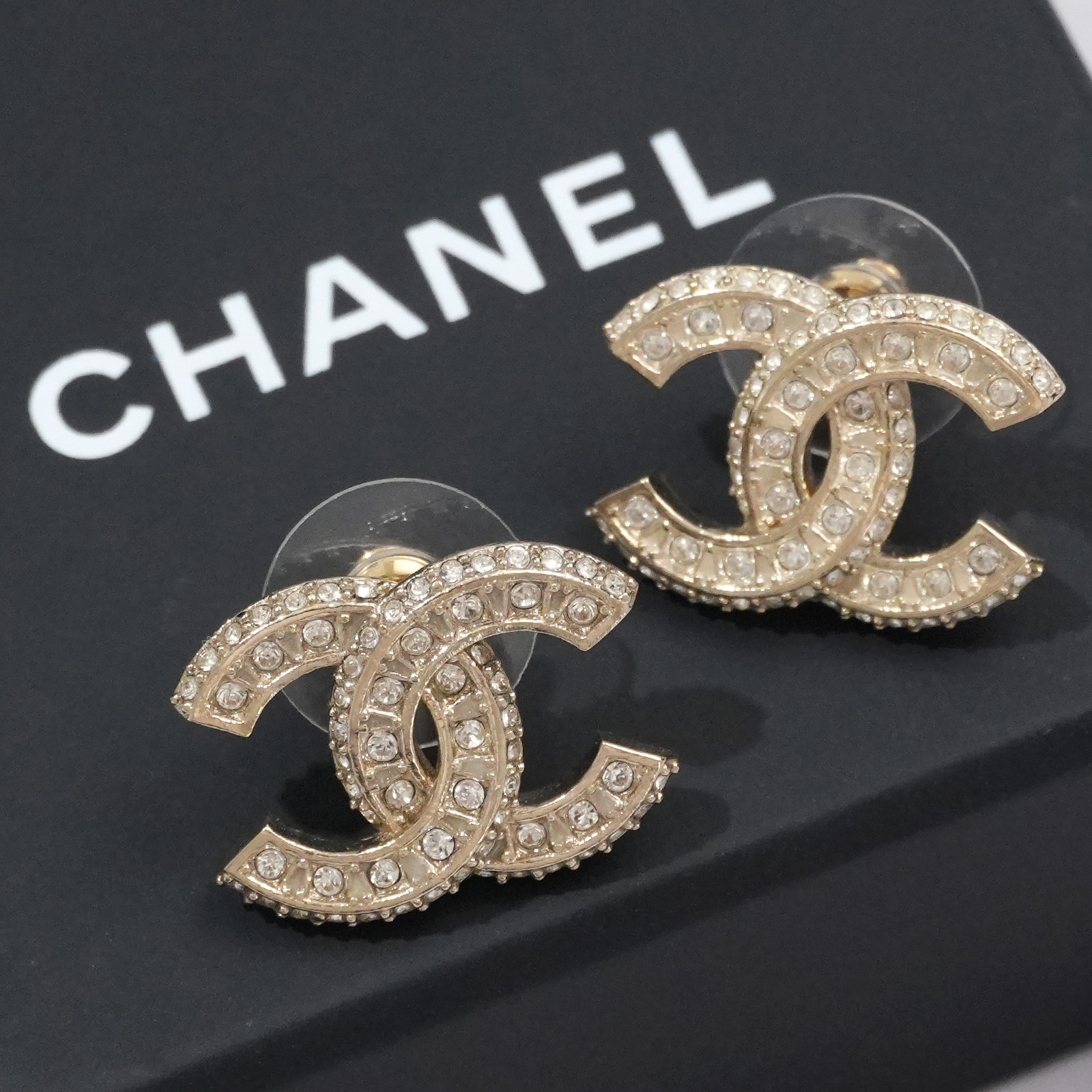 【新品 未使用】CHANEL シャネル ココマーク ラインストーン ピアス ゴールド レディース 女性 人気 おすすめ プレゼント ロゴ【中古】|EARTH BOUTIQUE