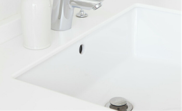 毎朝家族が利用する洗面台 毎日使う場所だから水はねや石鹸 ハミガキで鏡も洗面ボウルもだんだん汚れていきますよね 家事代行 そんなヨゴレをスッキリピカピカにします 埼玉 東京対応 代行サービス 洗面台クリーニング アースクリーン