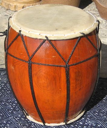 楽天市場】ガムランの両面太鼓≪クンダン≫＝大＝ (バチ付き