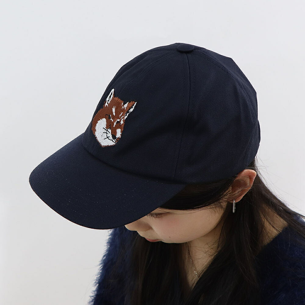 【新品】メゾン キツネ MAISON KITSUNE 帽子 キャップ ユニセックス LARGE FOX HEAD EMBROIDERY ネイビー コットン ポリエステル フォックスパッチ シンプル ワンポイント メンズ レディース HU06118WW0007｜LE CHIEN