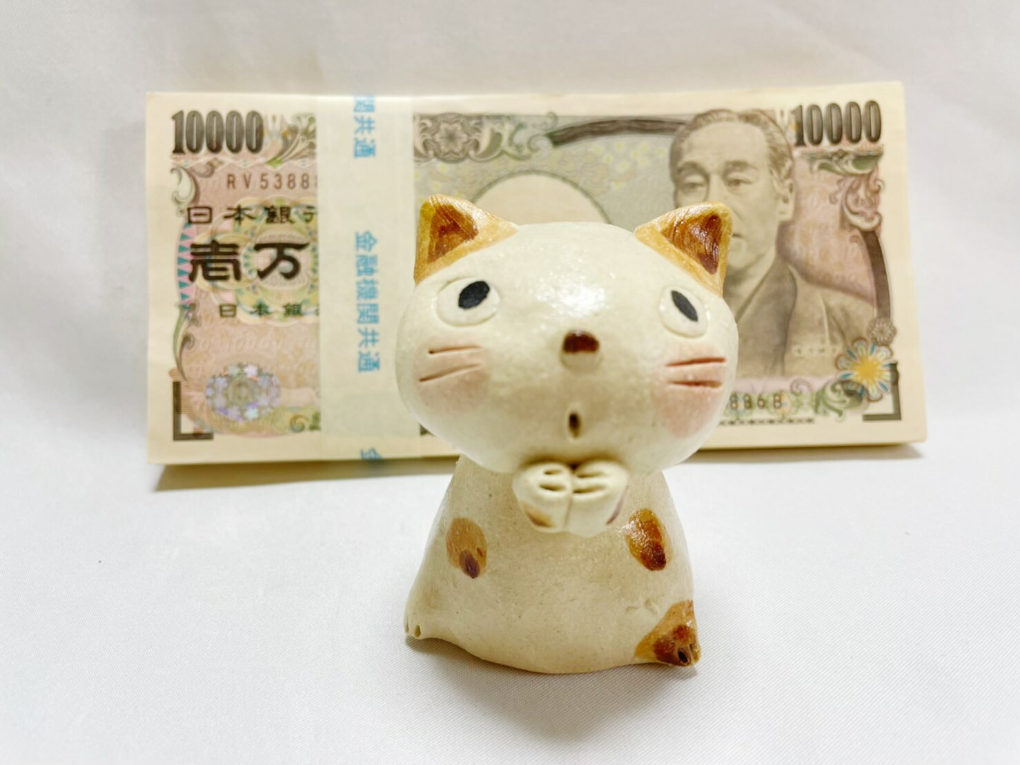 キャット 飾りつけ オブジェ 金銭 呪符100一万循環札束 付添い人 ダミー レプリカ 付け届け 猫 開運 風水 インテリア にゃんにゃん かわいらしい 瀟洒 美濃焼 国産 7636 Hotjobsafrica Org