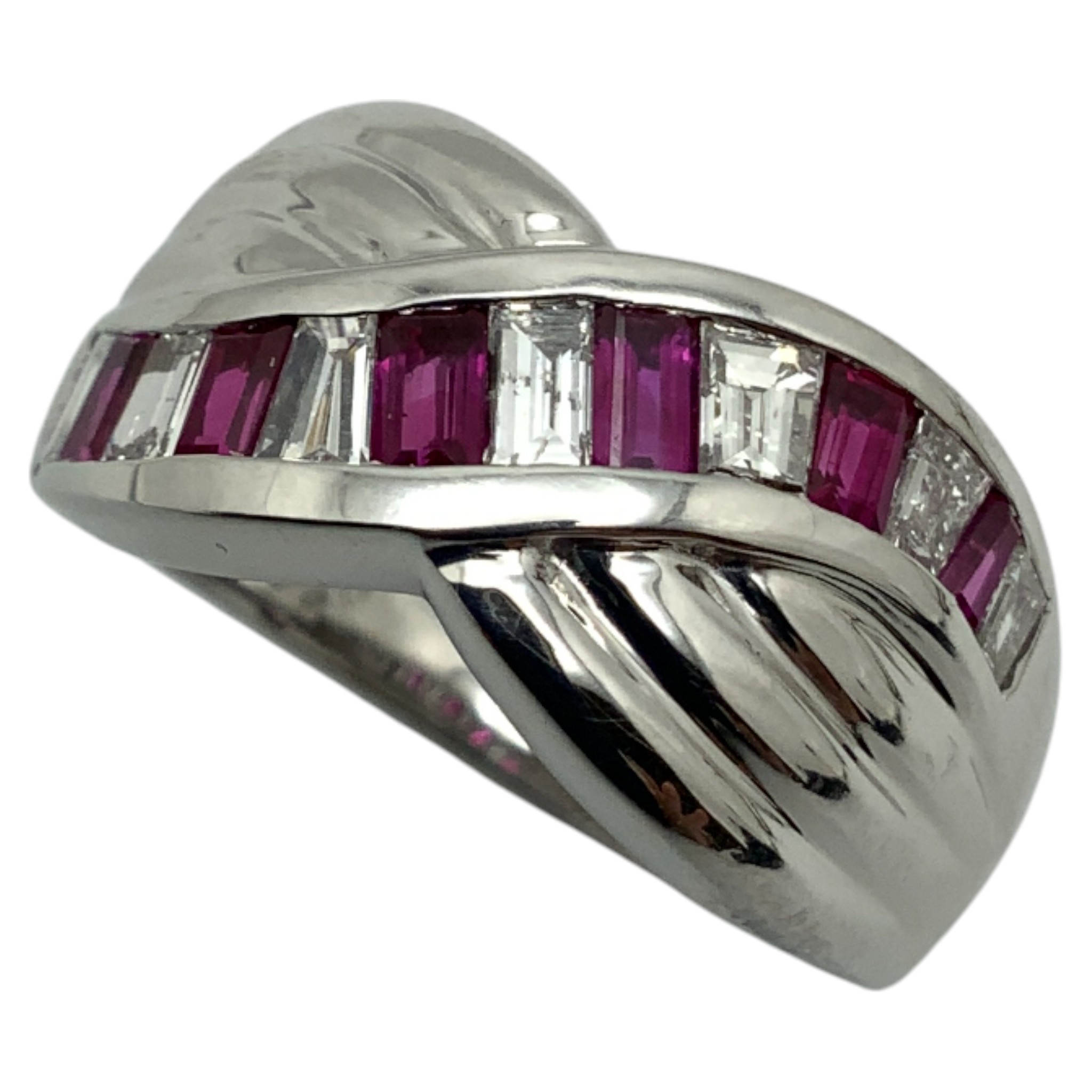 【中古】18KWGダイヤ/ルビーリング 0.87ct D0.62ct 約15.5号 6.9g ステップカット テーパーダイヤ 4月の誕生石 7月の誕生石 大き目サイズ【USED-A】｜質屋かんてい局EC店