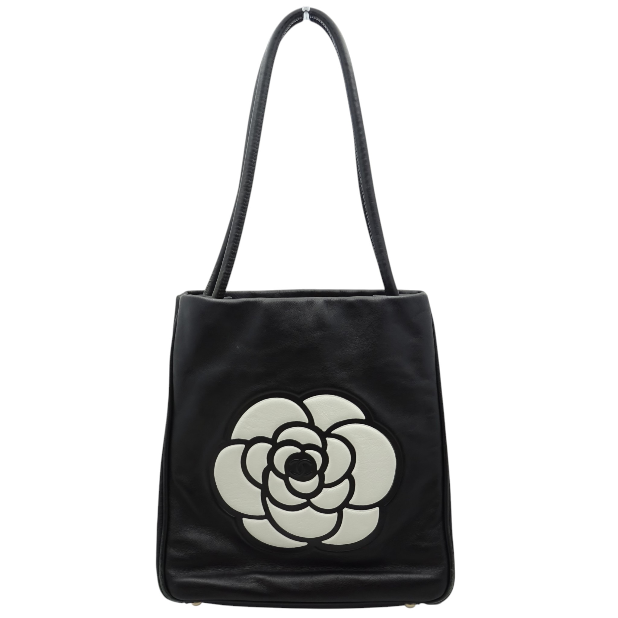 【中古】 CHANEL (シャネル) 当てずっぽう A20856 カメリア ロゴタイプ トートバッグ 7番台 ハンドバック 子ヒツジひと肌 黒いこと ノワール 黒 白 モノクロ ゴールド金具 レディース  【USED-B】