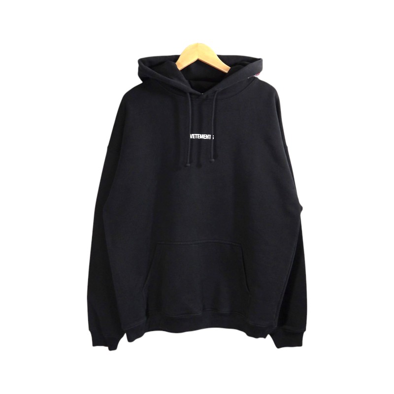 VETEMENTS LOGO PATCH HOODIE BLACK 大きさXS UE51TR550B ヴェトモン ロゴタイプ 継ぎ切れ フーディー パーカー トップス 大名店【中古】