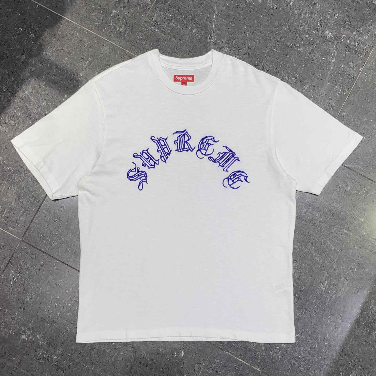 Supreme 23aw Old English S/S Top Size-L シュプリーム オールドイングリッシュ 半袖Tシャツ 南堀江店【中古】｜union3 店