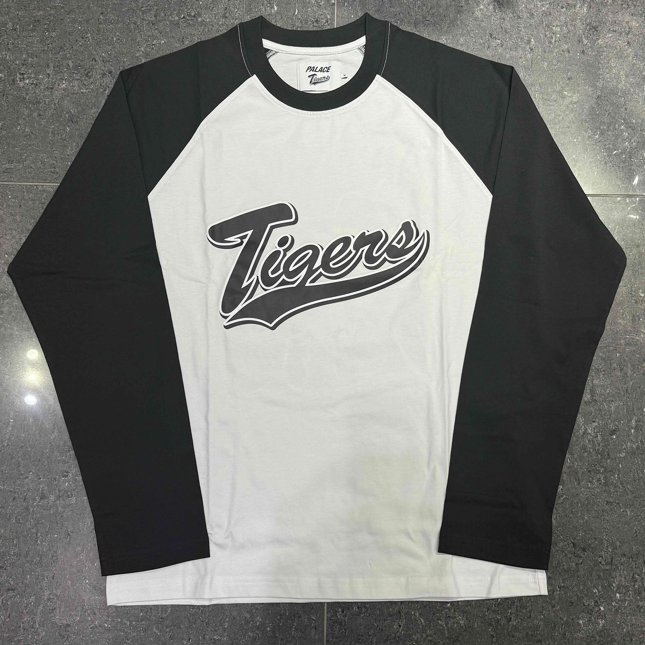 PALACE 25ss Hanshin Tigers Raglan L/S Tee SIZE-M パレス×阪神タイガース ラグラン長袖Tシャツ 南堀江店【中古】