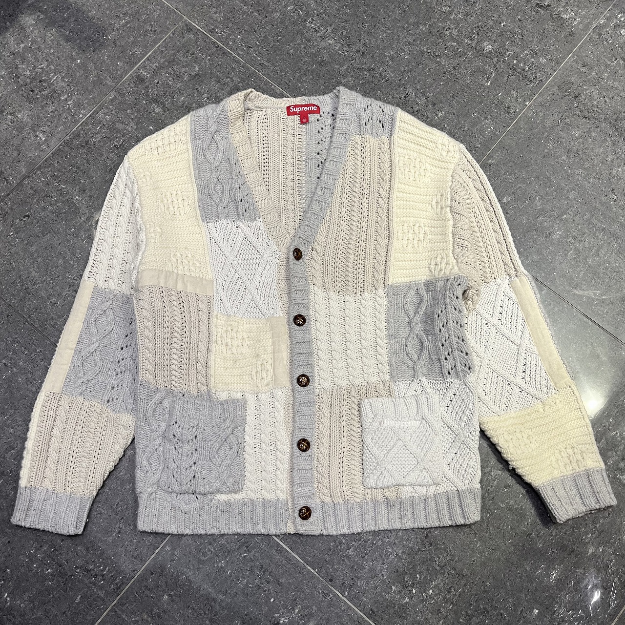 SUPREME 23aw Patchwork Cable Knit Cardigan L大きさ シュプリーム パッチワーク 有線テレビ編み物 ジレー 南堀江店【中古】