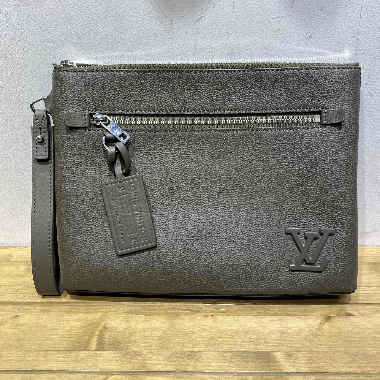 LOUIS VUITTON テイクオフ・ポーチ M81735 ルイヴィトン 御徒面子 薄墨色 心斎橋店【中古】